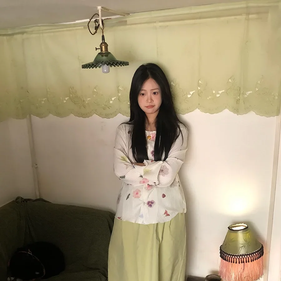 春に着るブラウスは、通気性と柔らかさのバランスが鍵！どう選ぶ？