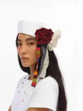 個性的なデザインのバッジブローチ【多素材・ファッションにぴったり】