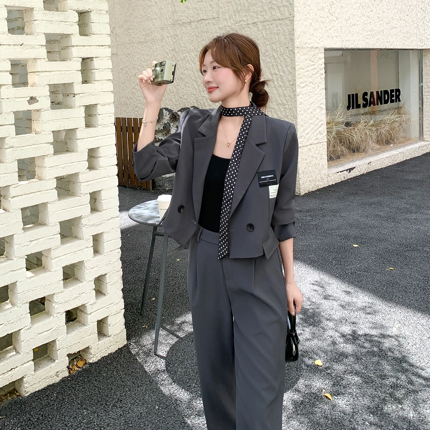 グレーのスーツは本当に万能？通勤からデートまで使えるコーデの選び方