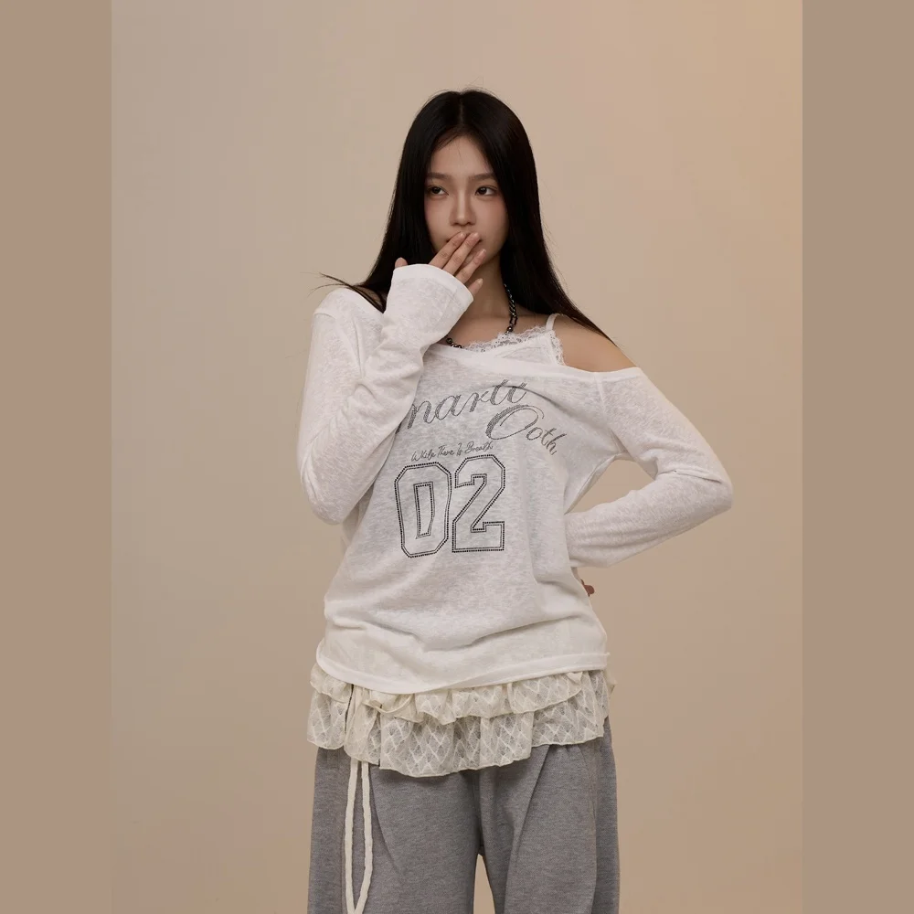 デザイン性のある斜め肩の白い長袖Tシャツ【春夏用・レタープリント・露肩】