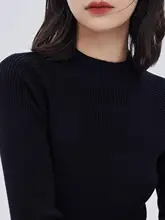 フリル付きブラック長袖ニットワンピース【ハイネック・ミディ丈・春秋用・レディース】