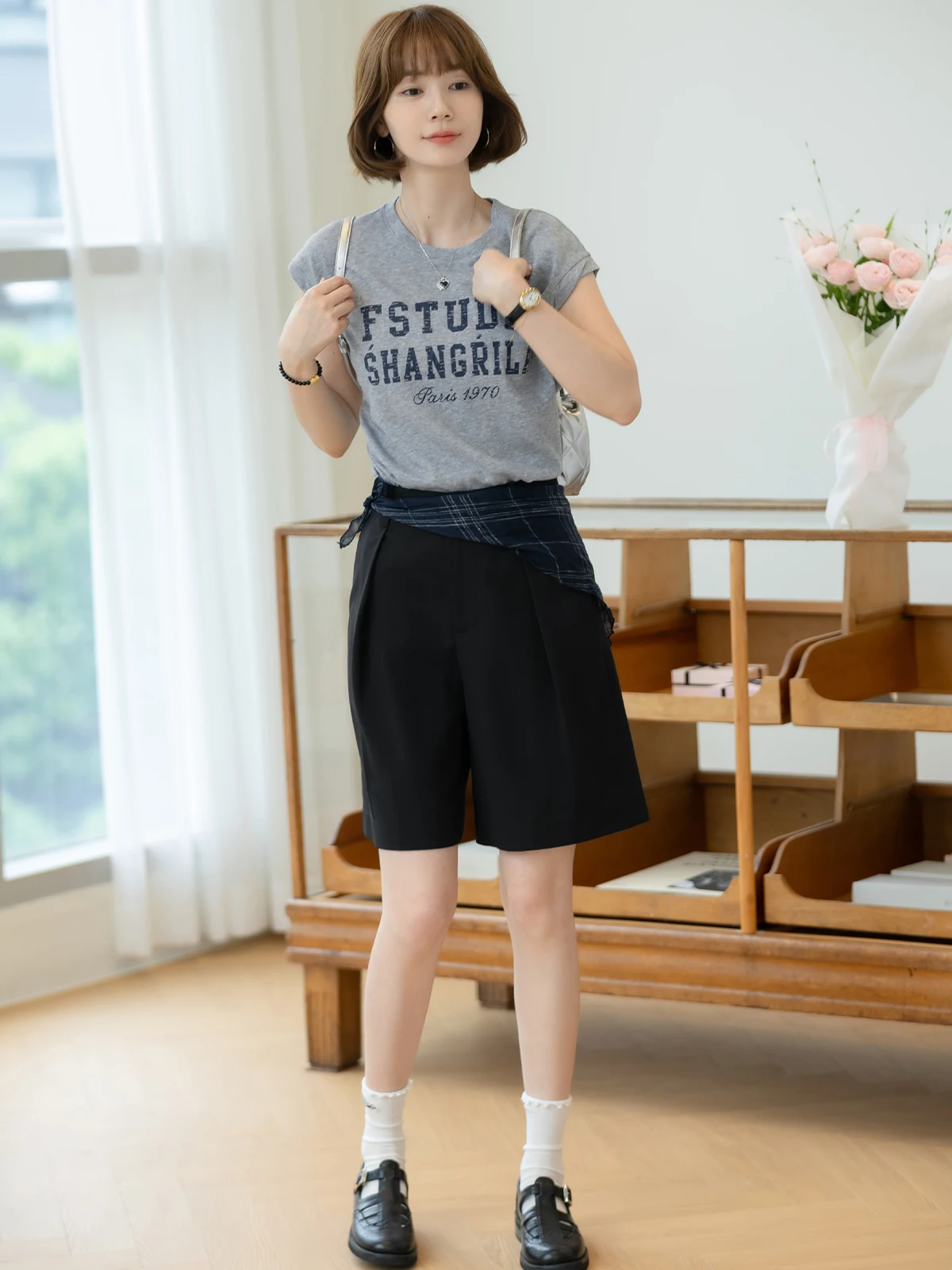 黒ショートパンツの夏コーデ：韓国風通勤スタイルで軽さとスタイルを実現