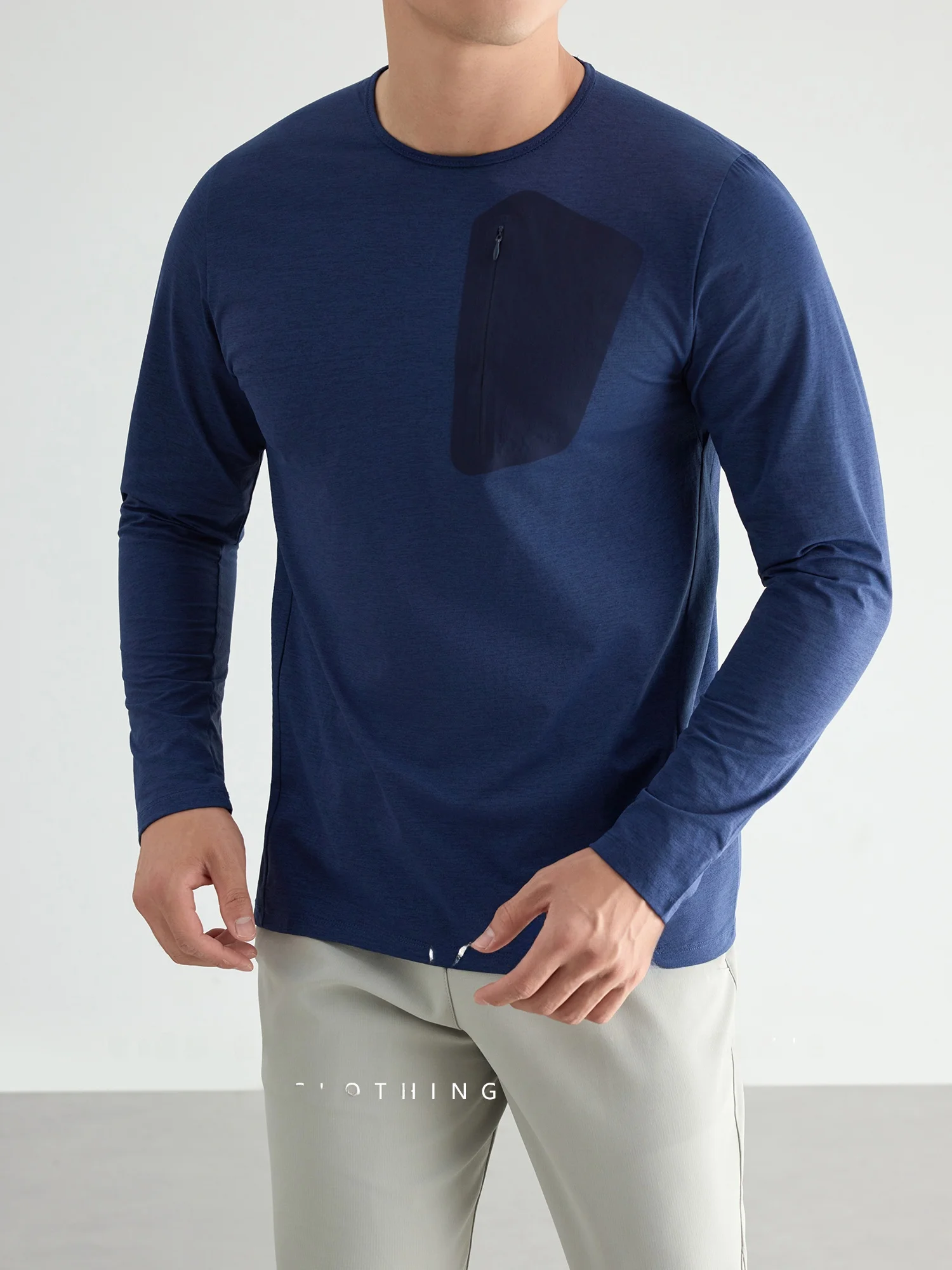 30代男性が毎日過ごす「通勤と休日のバランス」を支える、1着のTシャツは？