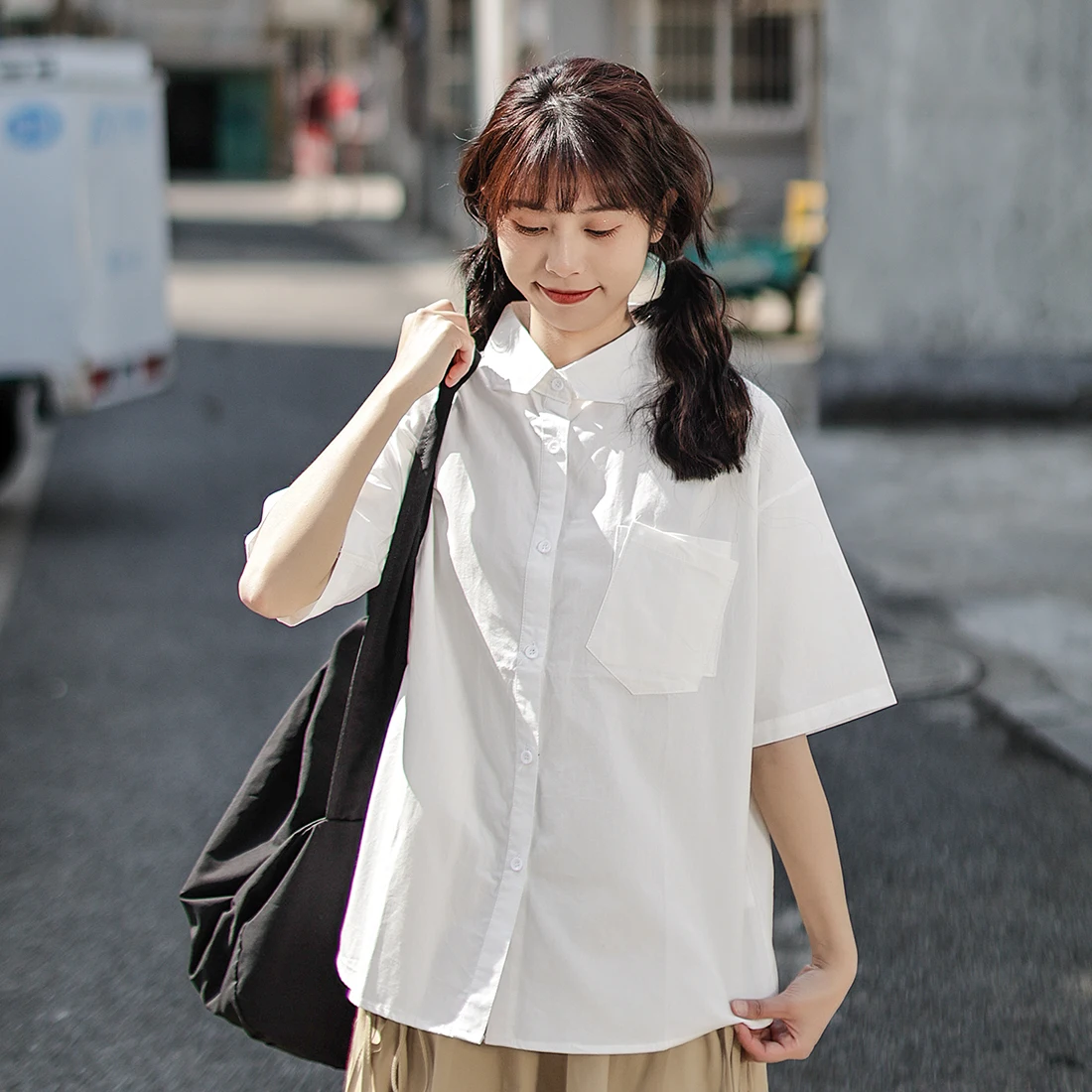 オフィスカジュアルの春夏にぴったりな1着は？日本風のゆったりシャ  ツが解決する理由