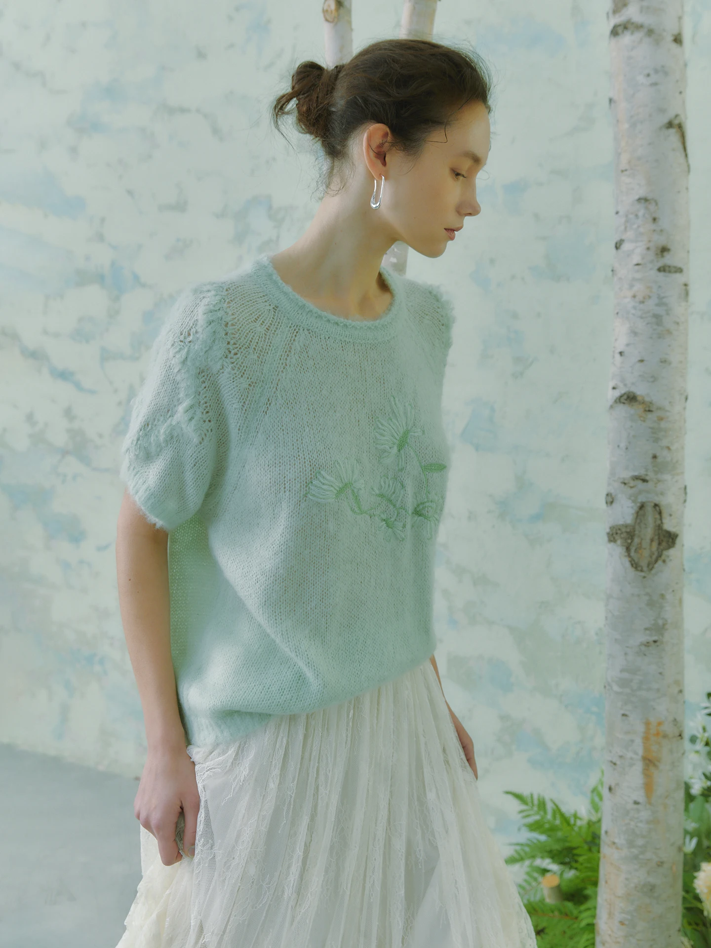 3月に着る春色ニットとしてのハンド刺繍入り短袖ニットトップス【極上の柔らかさ】