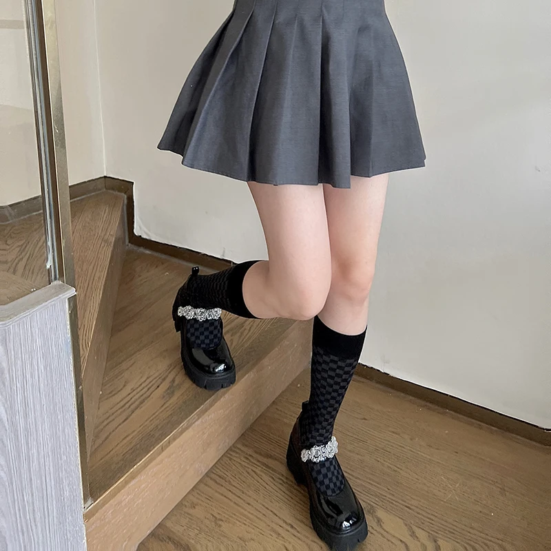 黒 ルーズソックス はどんな感じ？チェック柄のハイソックスが解決する美腿悩みとは