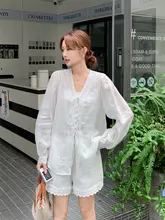白色の防晒シャツとショートパンツ【夏用・リゾートスタイル・流行のデザイン】（セットアップ対応）