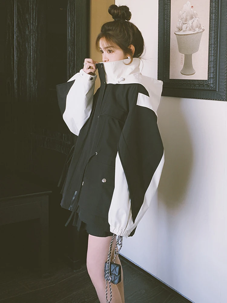 カラーコンビネーションのウインドブレーカーは春秋に最適なフィットアウトドアスタイルか