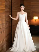 白色サテンのシンプルな新婦用ドレス【スリムフィット・ウェディングパーティー・写真撮影用】
