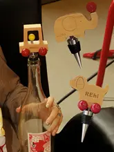 遊び心あふれるデザイン！クルミの木製ワインボトル栓【防酸化・インテリア装飾用】