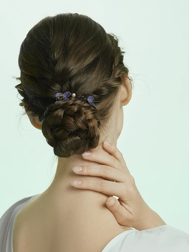 おしゃれ初心者にぴったりの結ぶヘアアレンジは？グラデーション刺繍花と淡水パールのヘアゴムで解決！