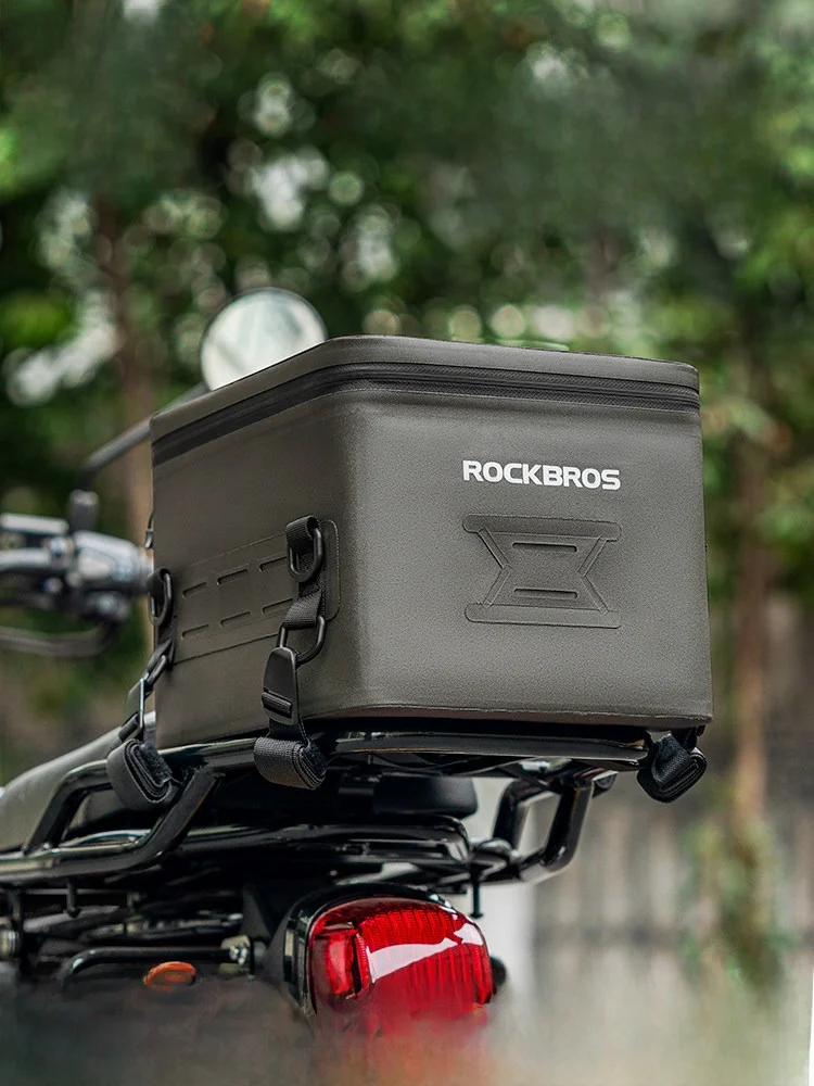 バイク格好に合うバッグは？防水性と実用性を両立した選び方とは