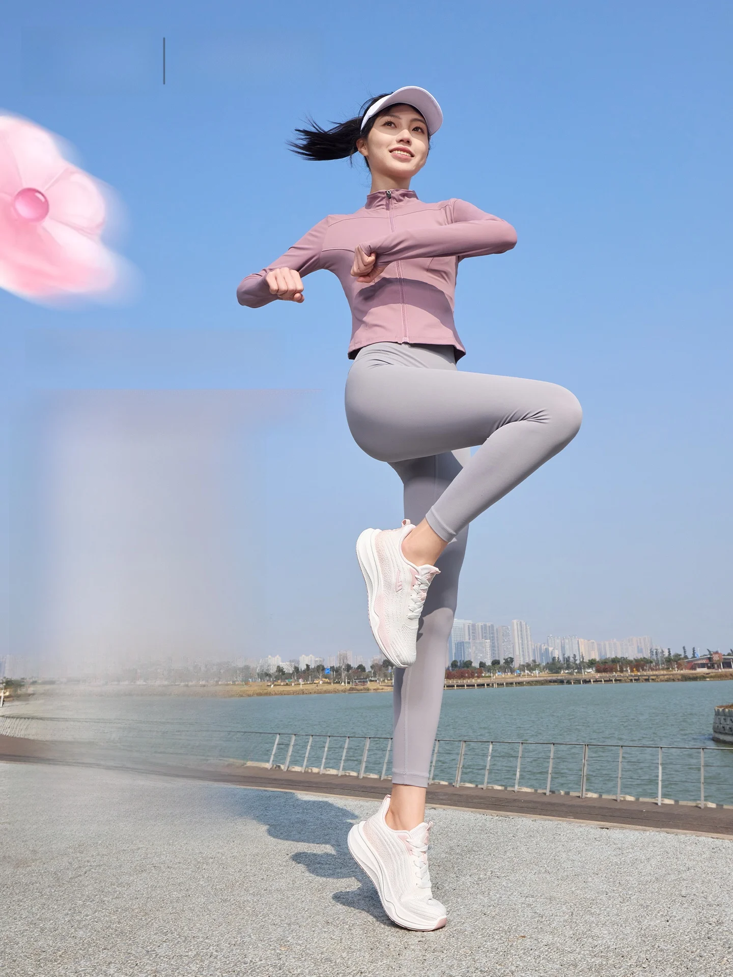 通気性のあるメッシュ運動靴で足が重くならないのは、なぜ？