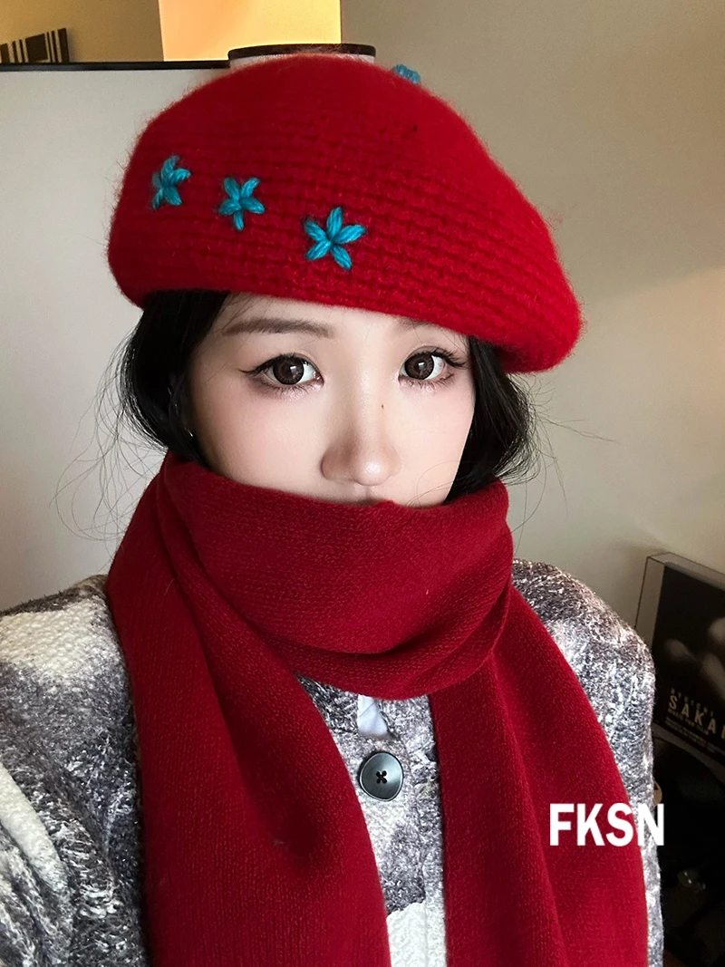 赤と青の刺繍ベレー帽：女性向け冬用ファッションアイテムのスタイルと機能