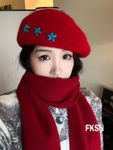 赤と青の刺繍が映えるベレー帽【新年シリーズ・上質な毛糸・シルエットが美しい】
