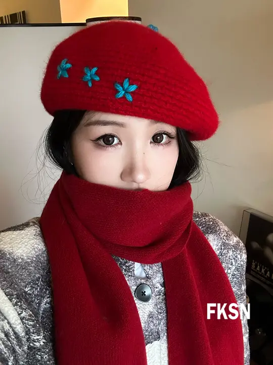 赤と青の刺繍が映えるベレー帽【新年シリーズ・上質な毛糸・シルエットが美しい】