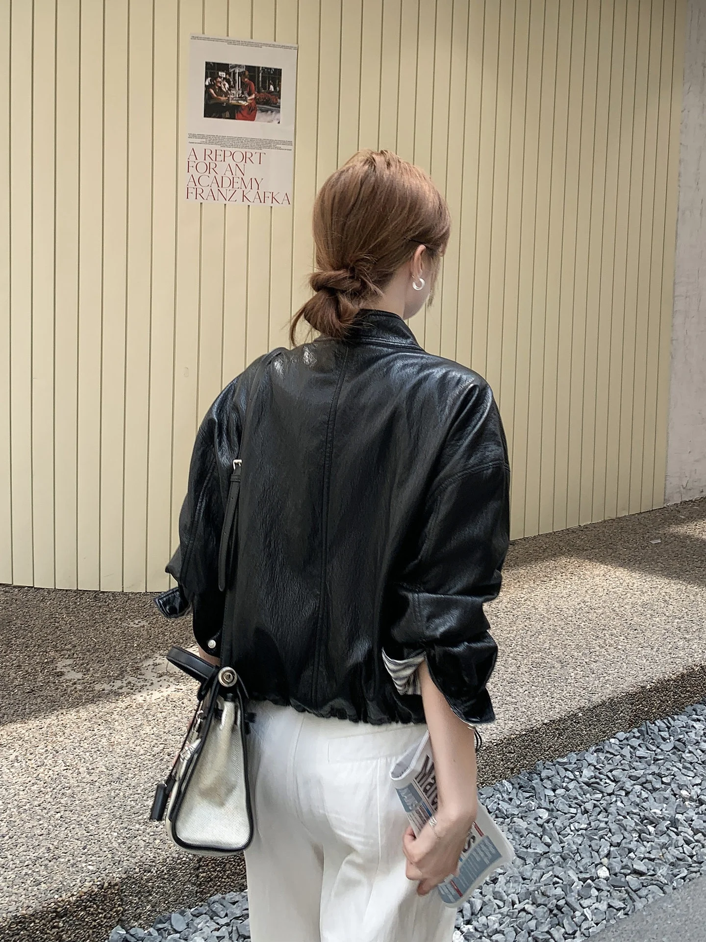 黒のライダースジャケット：通勤風のショート丈で秋の日常を支える