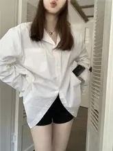 シンプルで着回し自在な白シャツ【秋用・ゆったりシルエット・中丈】