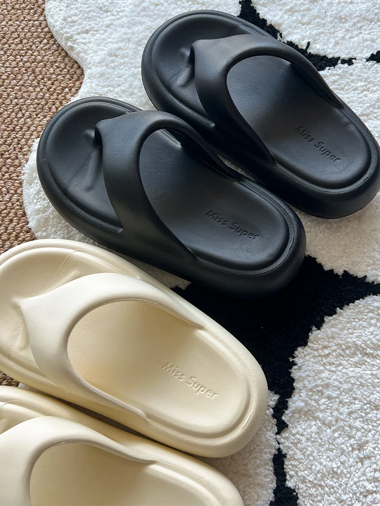 厚底デザインのビーチサンダル：滑り止め・防臭・カジュアルで快適な日常使い