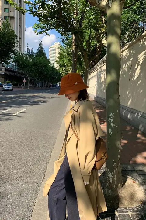 春季にぴったりのクラシックデザインのダブルボタントレンチコート【小柄向け・ミドル丈・軽量】