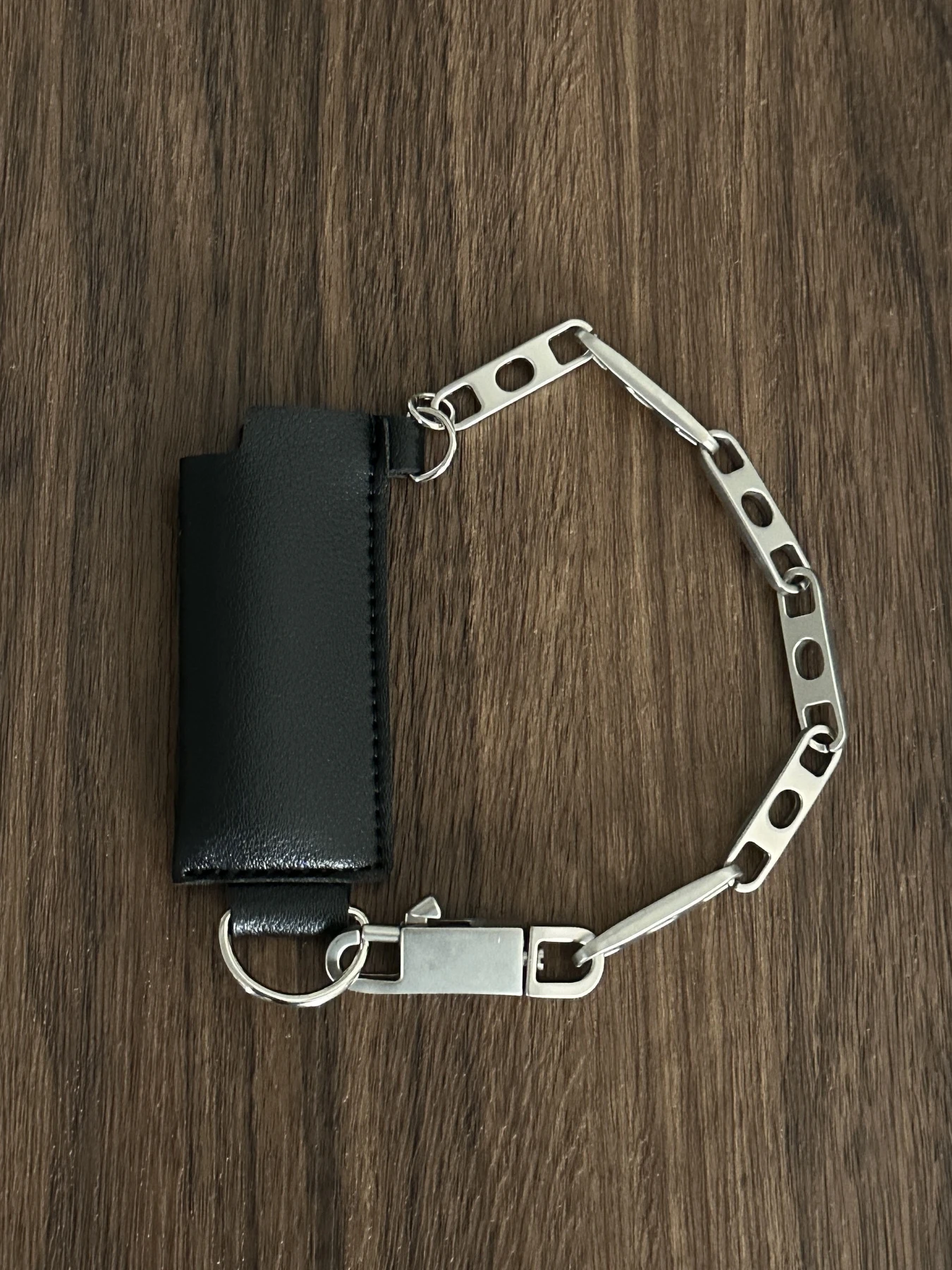 IEWSの高級感あるシンプルキーリング【赤と青のアクセント】はどんな使い方があるのか？