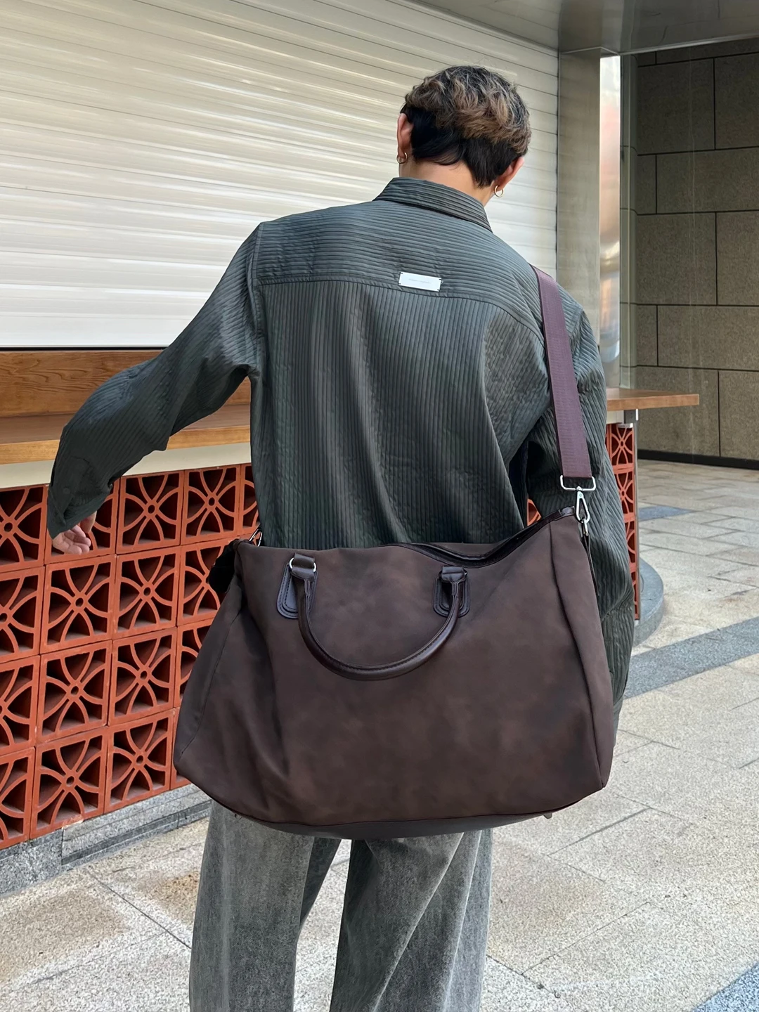一泊旅行用荷物かばんの選び方：大容量スエード調スポーツバッグの実用性解析