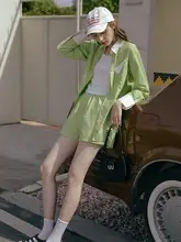 夏のカジュアルファッション！グリーンシャツとショートパンツ【女性用・快適な着心地】（セットアップ対応）
