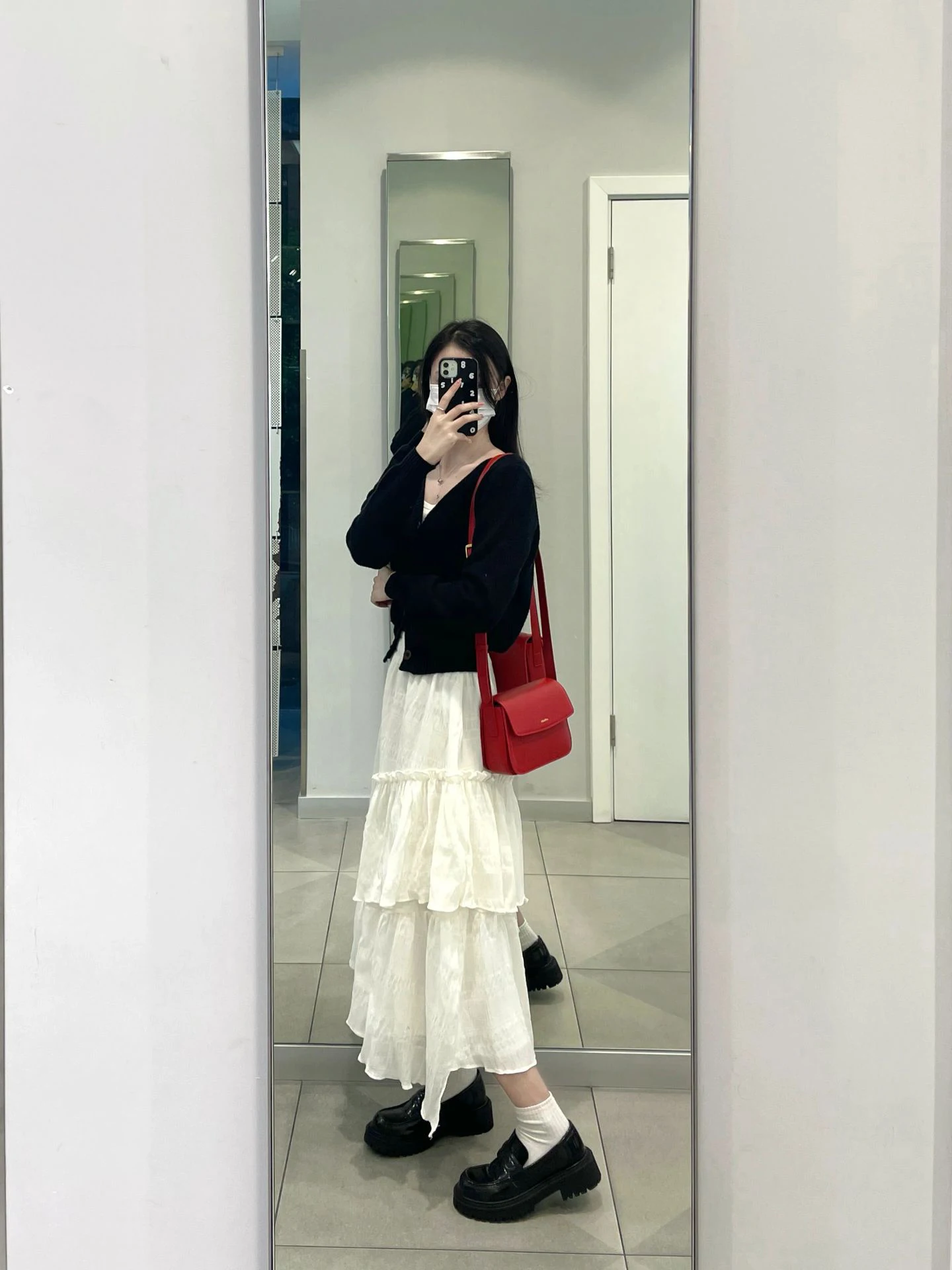 30代後半の通勤スタイルにぴったり？肌理感のある白い不規則ケーキスカートが解決する悩みとは