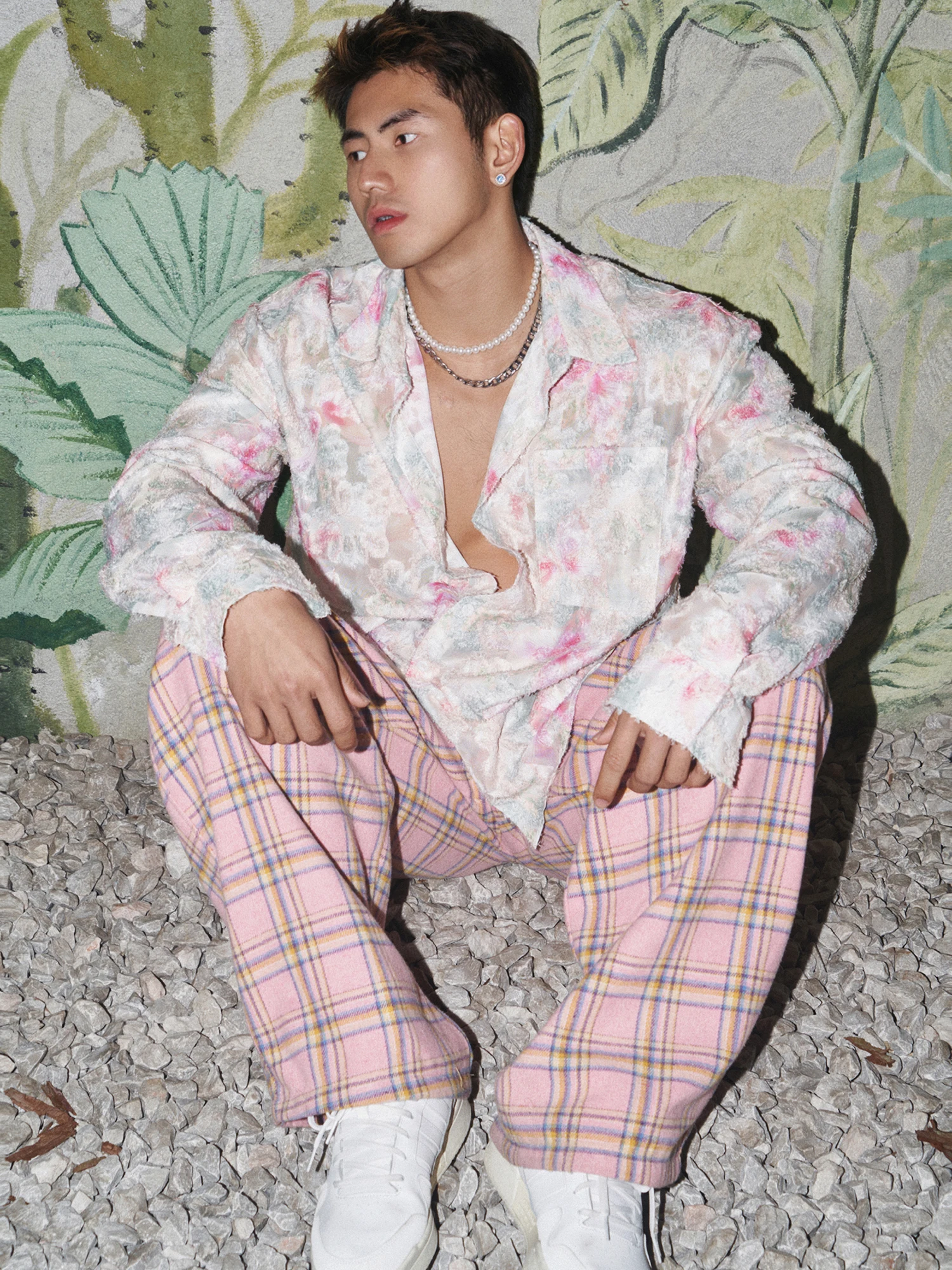 立体花柄シャツ：ゆったりフィットの男性用フェイクレザーシャツの実用性と特性