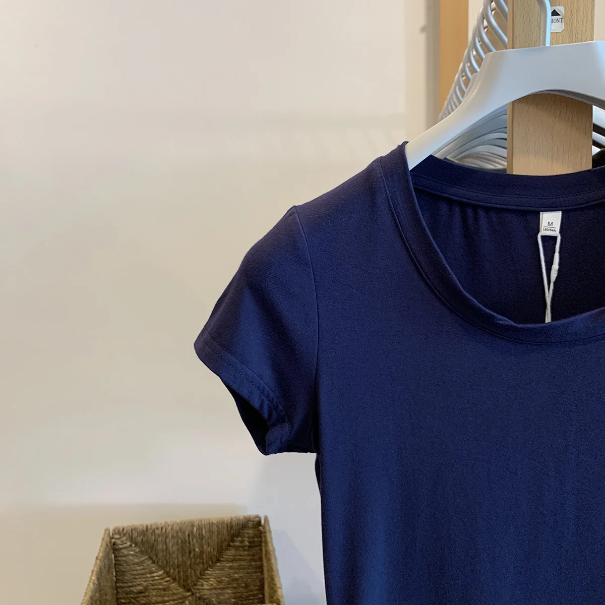 ショートスリーブTシャツを選ぶときに迷うのは、本当に「通気性」か「着心地」なのか？