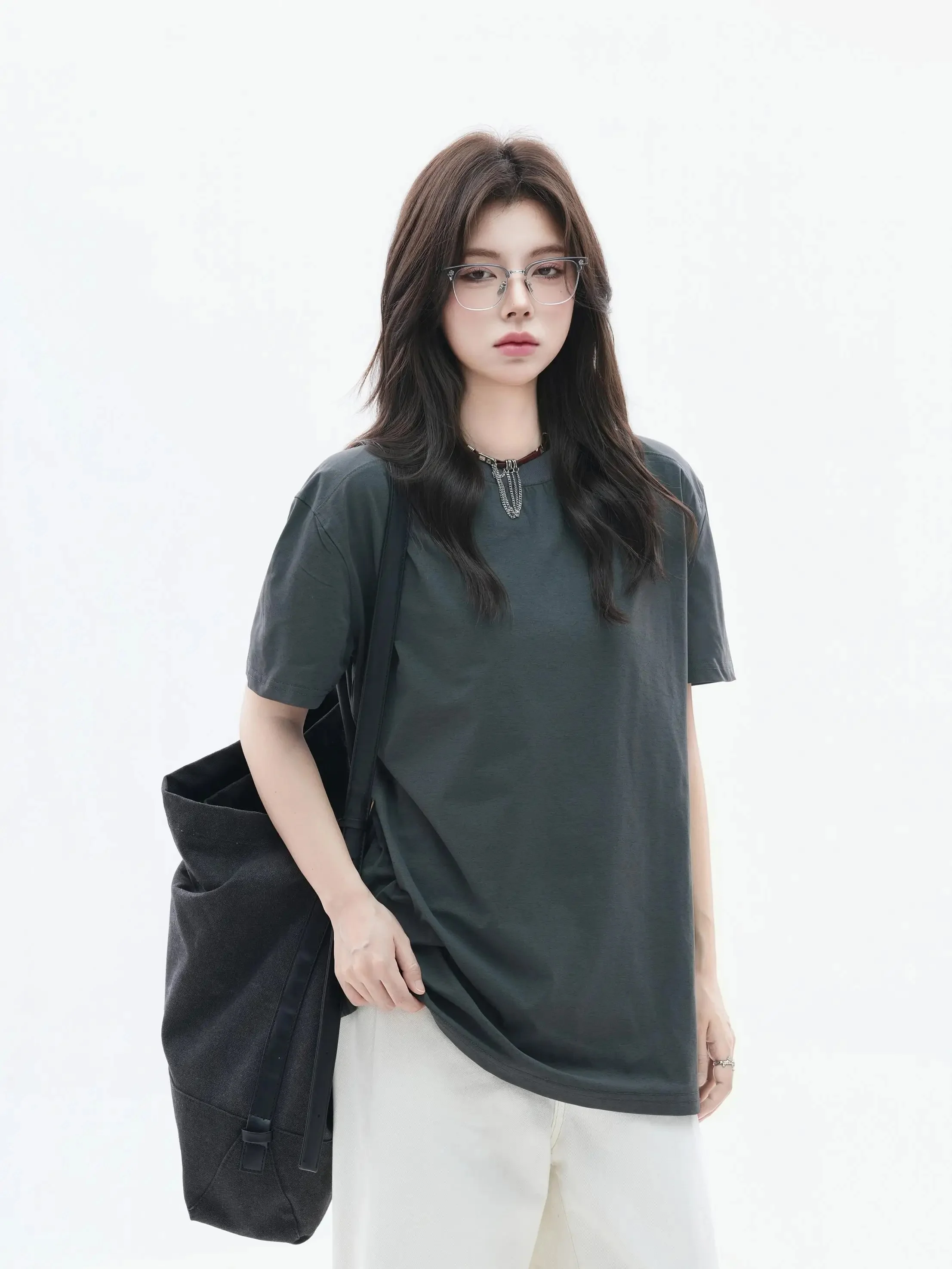 カジュアルファッションで学生らしさを出すには？シンプルなTシャツが実は一番の鍵
