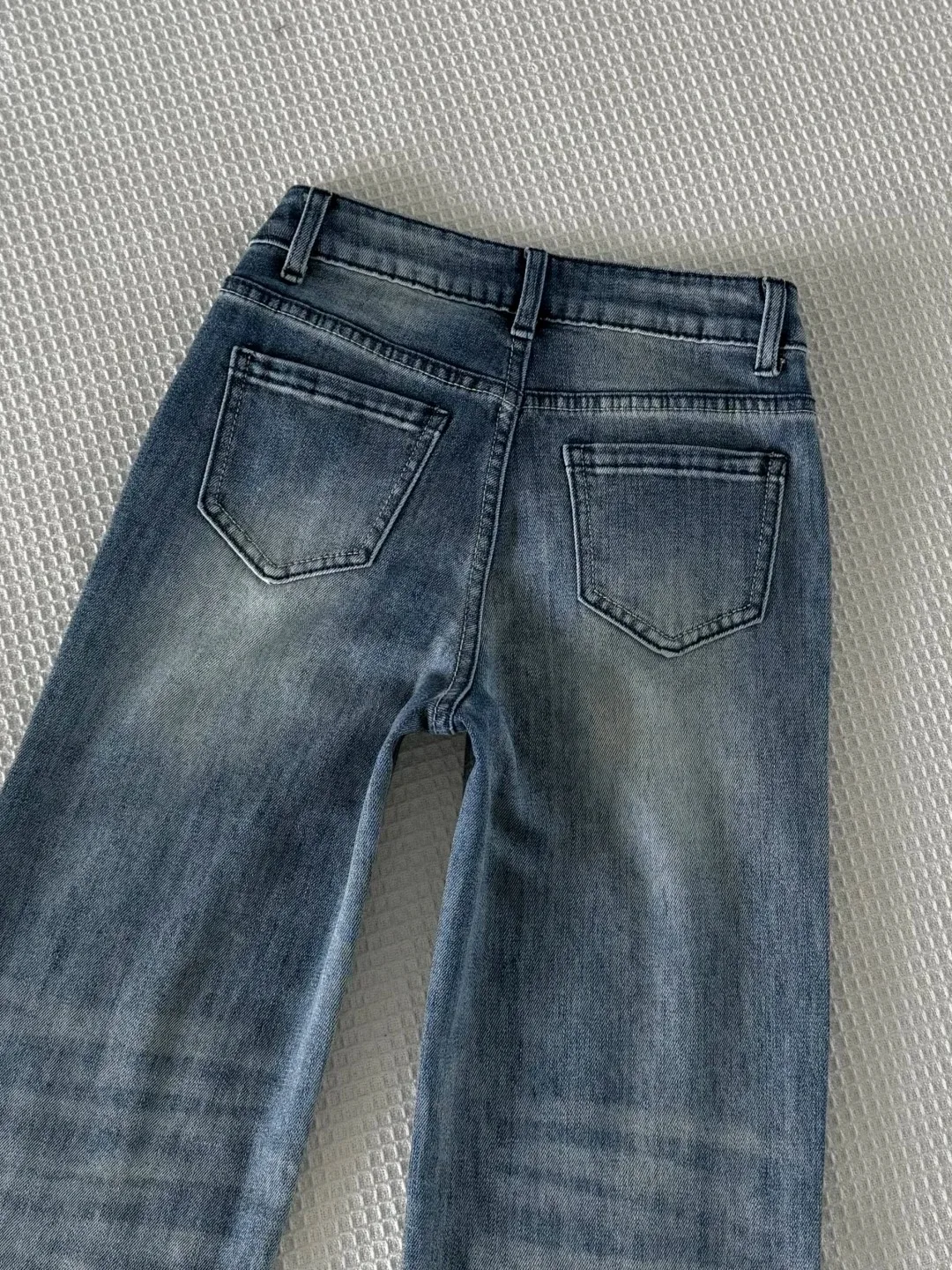 ハイウエストストレッチ デニムパンツ：40代女性に最適な春用微フレアデザインの実用性解析