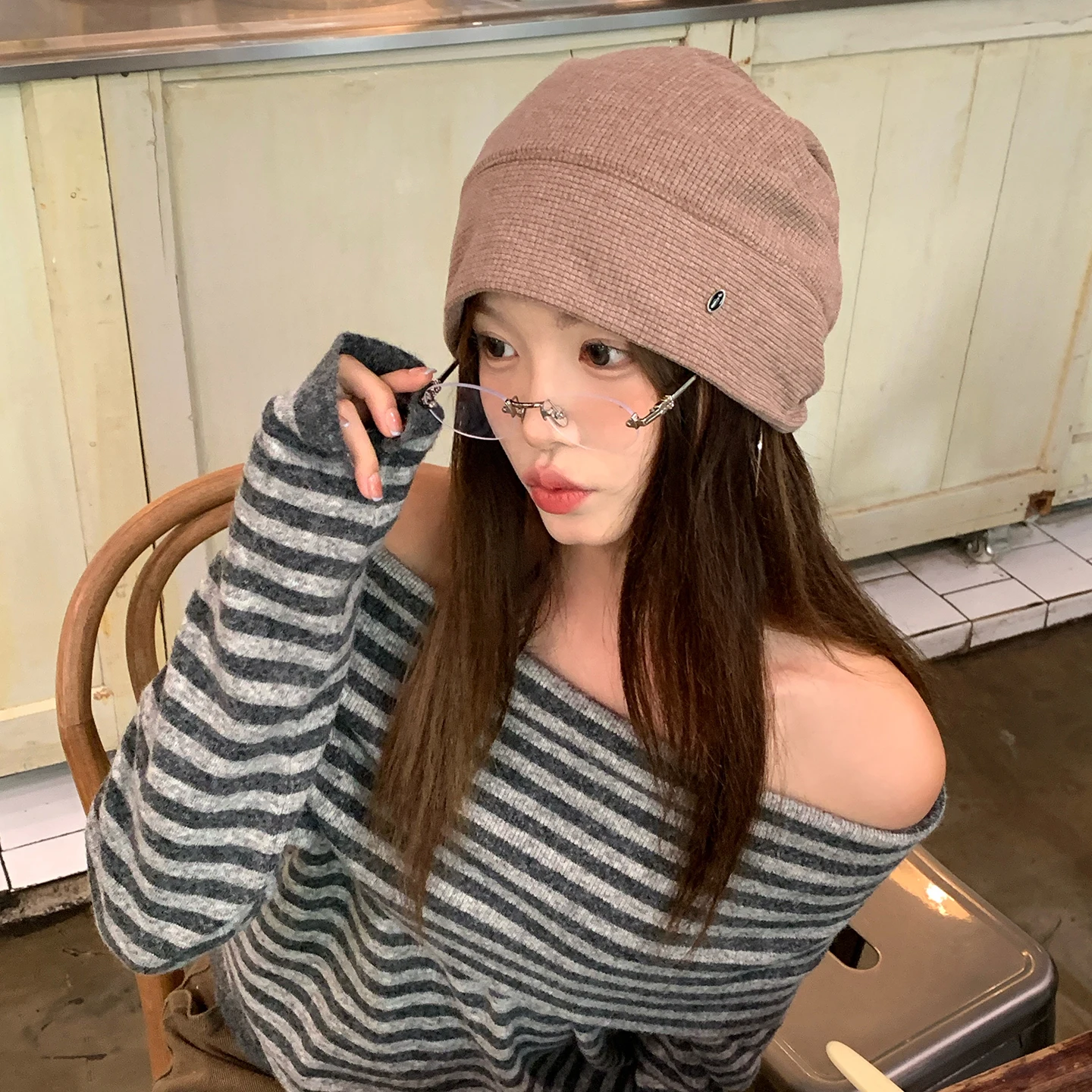 可愛らしいデザインのゆったりした帽子：女性向け春・秋ニット帽のファッションと機能性を解説