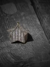 個性的な五角星デザインの男性用リング【ダイヤモンド装飾・煌めく仕上げ・ハイエンド】