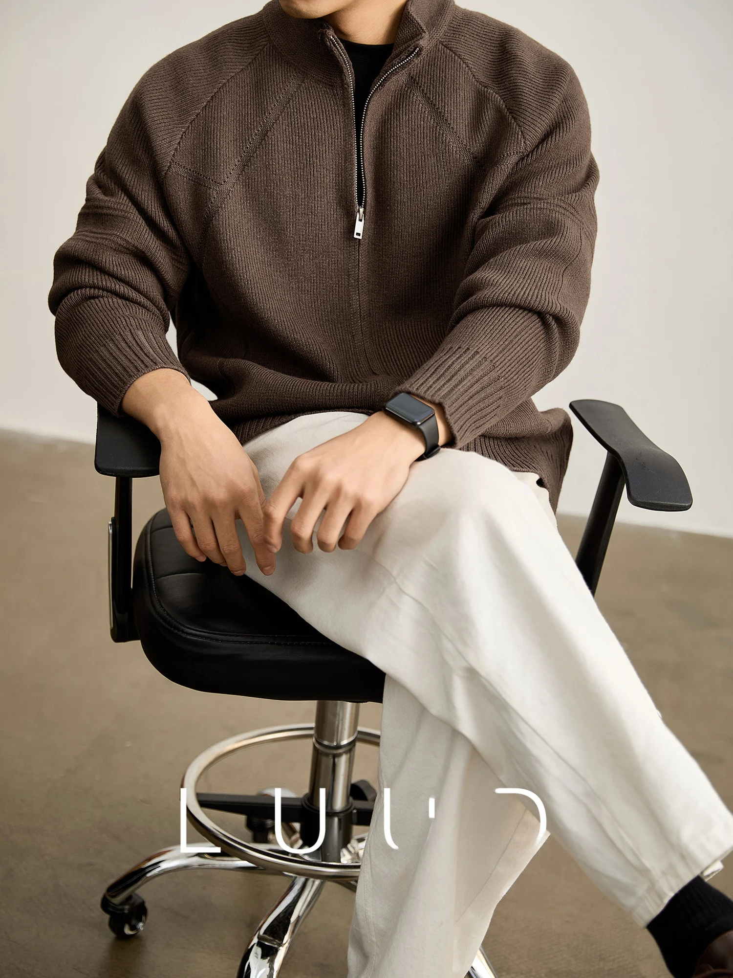 冬用メンズ丸首ニットカーディガン LUUD：厚みと柔らかさのバランスを実証