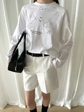 白いハトプリントロゴの長袖Tシャツ