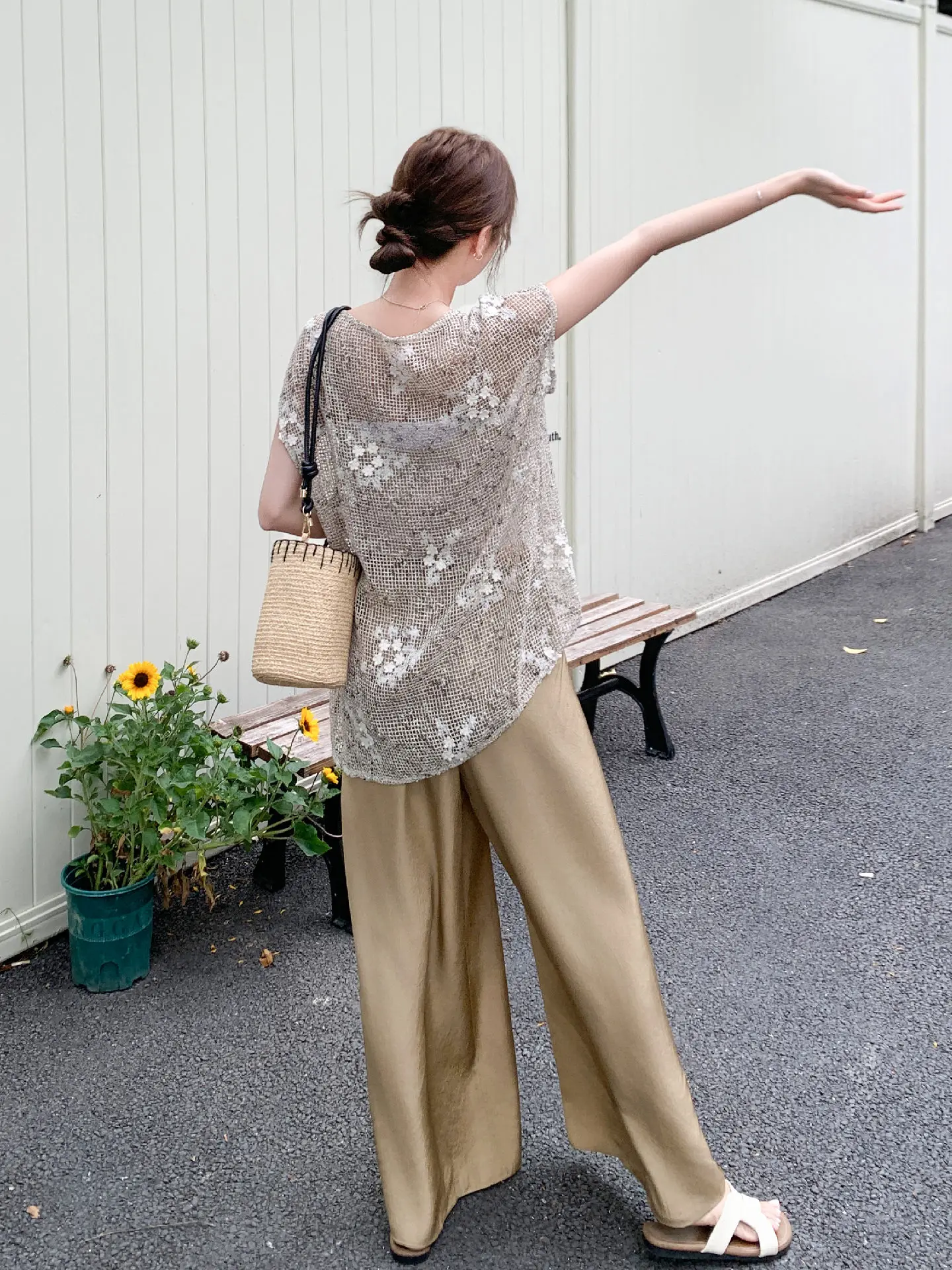 20代  後半の女性が今夏選ぶべき「カジュアルエレガンス」スタイルは？透かし編みトップスとパンツの2点セットが答え