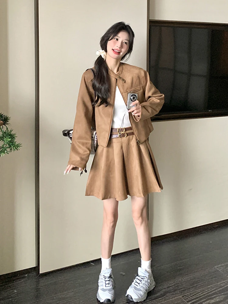 カーキのショートジャケットとミニスカートで、20代後半の日常をどう整える？