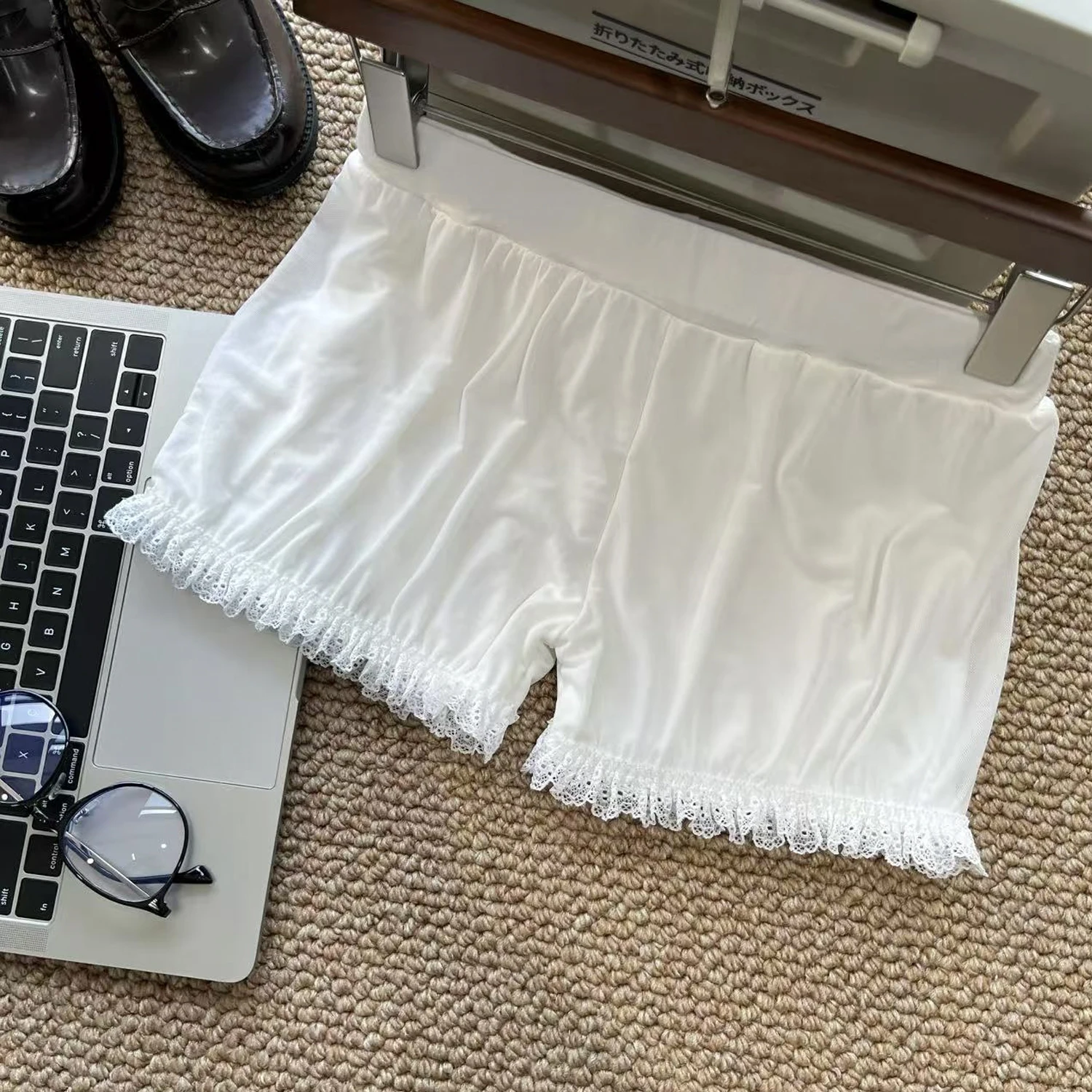 JK制服対応の薄手パンツ：透け防止と巻き上がり防止が実現される多用途スタイル