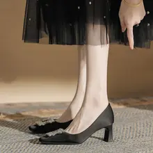 極上の柔らかさ！フラットな角型ストラップとビジュー付きの細めヒールシューズ【ドレスやチーパオにぴったり・エレガントデザイン】（セットアップ対応）