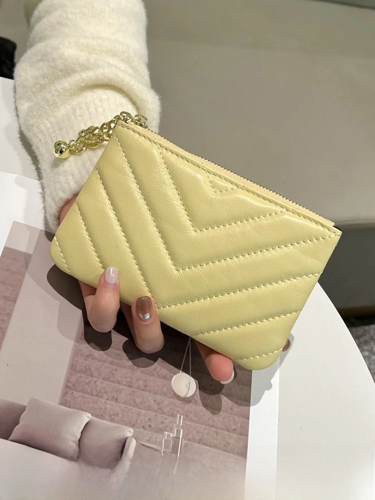 レディース真皮小型財布：コンパクトジップウォレットの実用性と使い分け