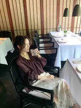 した雰囲気のレトロスタイル着薄手シャツとアセテートサテンロングスカート（セットアップ対応）