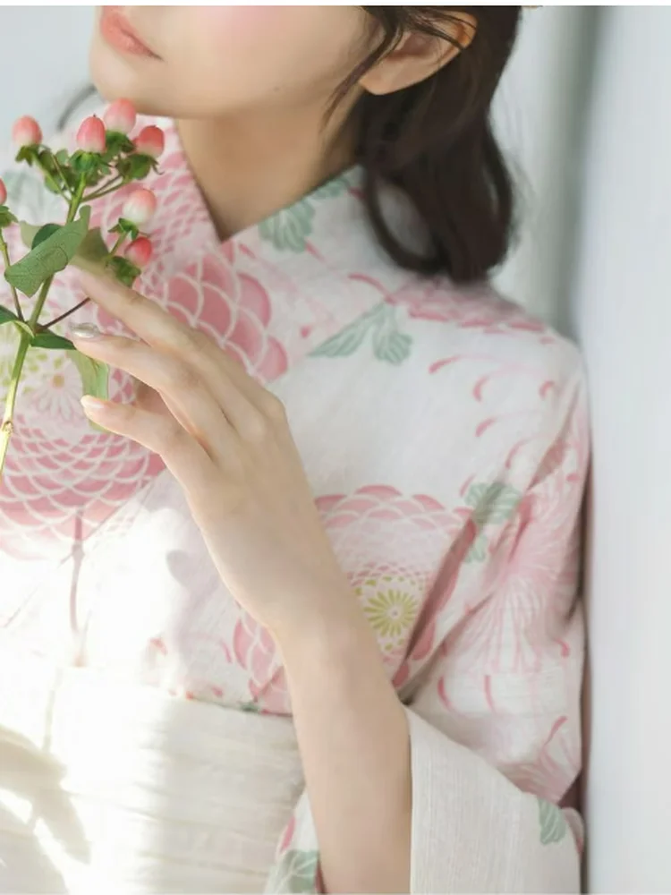 浴衣 前後ろ どうやって着る？伝統と現代が融合した少女の花柄浴衣で、春のひとときを彩る