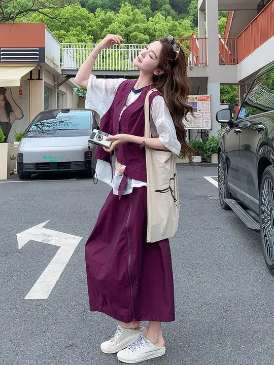 カジュアルでおしゃれな工装風　ア sleevelessトップスとスカートの夏用コーディネート（セットアップ対応）