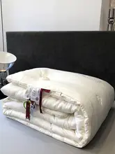 高級感溢れる5Aグレードの仮白鵞絨羽毛布団【冬用・立体刺繍デザイン】