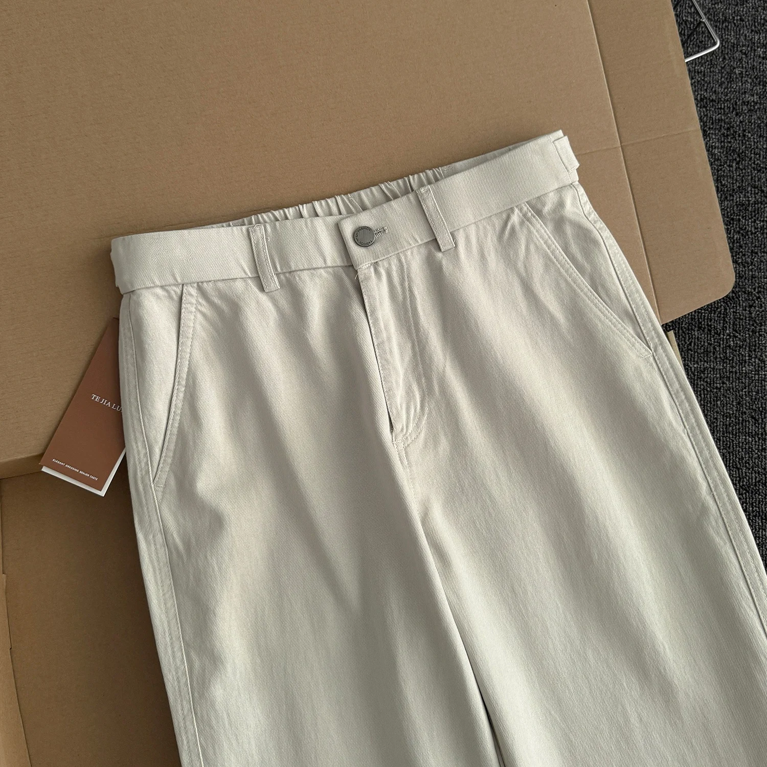オフィスカジュアルに悩む男性、どうやって「内定式服装」を選ぶべきか？