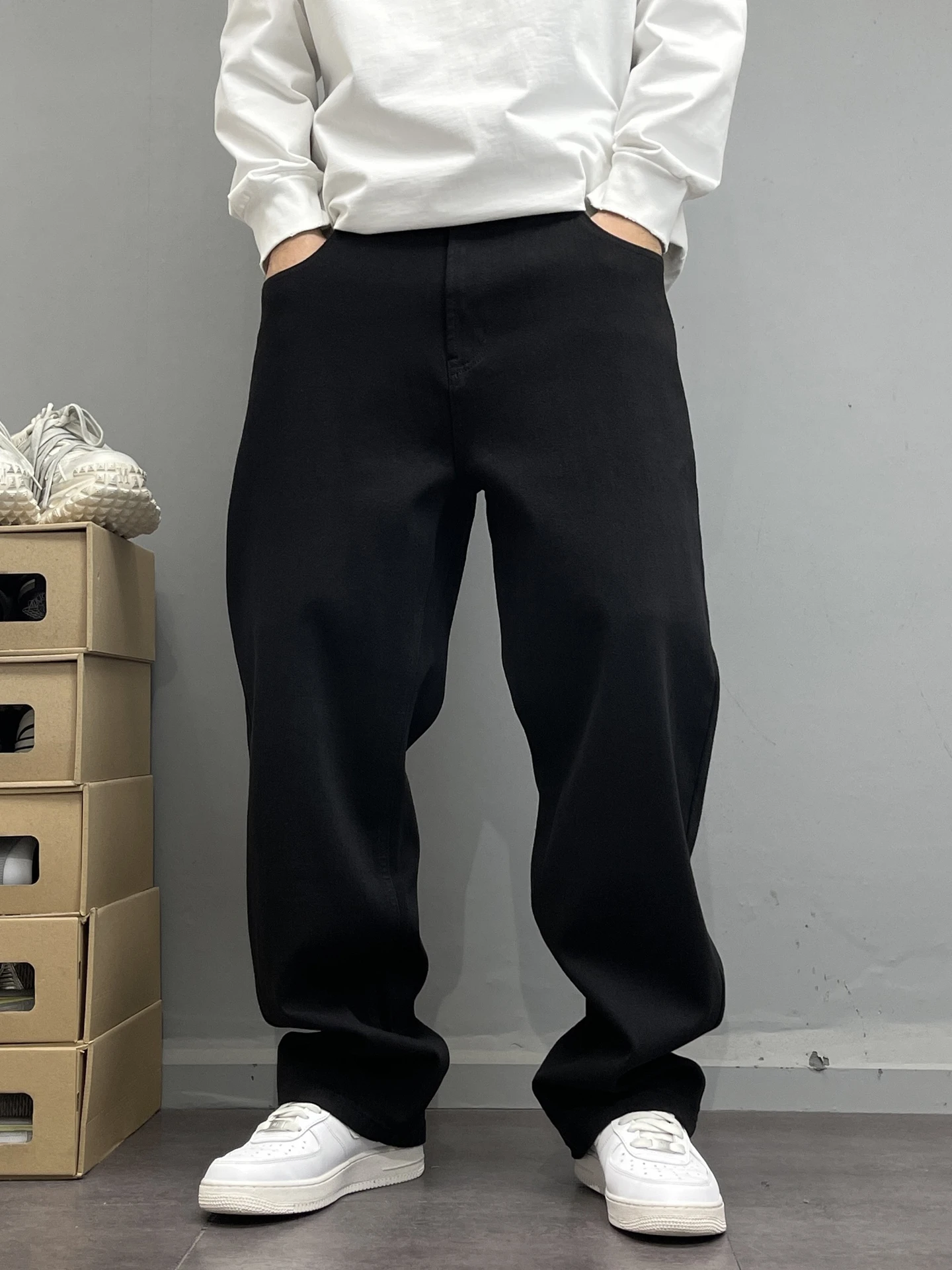 シンプルなブラックデニムパンツ：綿 ズボン メンズ としての着こなしと機能性の実証