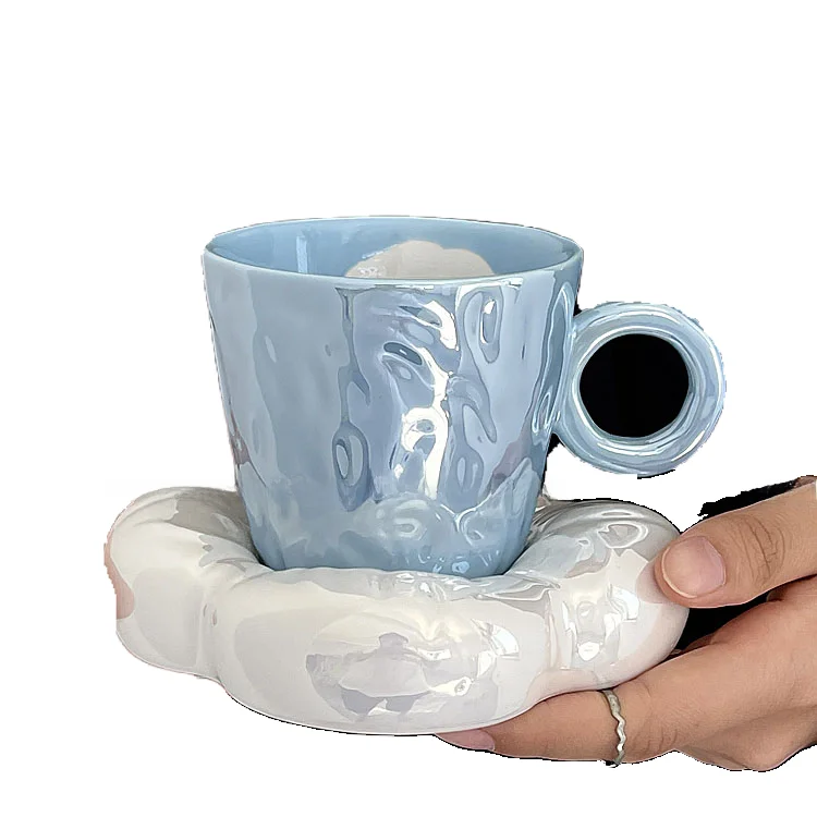 手描きの青空雲デザイン陶器カフェカップ：オリジナルで楽しめるカジュアルな日常使い