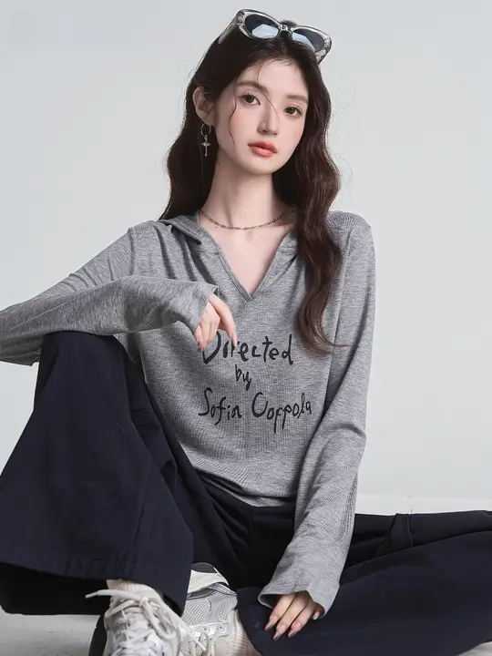 フード付きグレー長袖Tシャツ【ウエストのギャザー・シンプルデザイン・スリム効果】