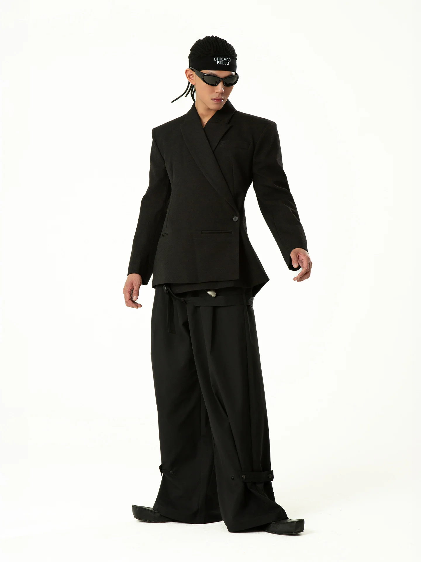 黒と灰色のウエストシェイプカジュアルスーツジャケット：シックな春・冬のコーデに最適な便服スタイル